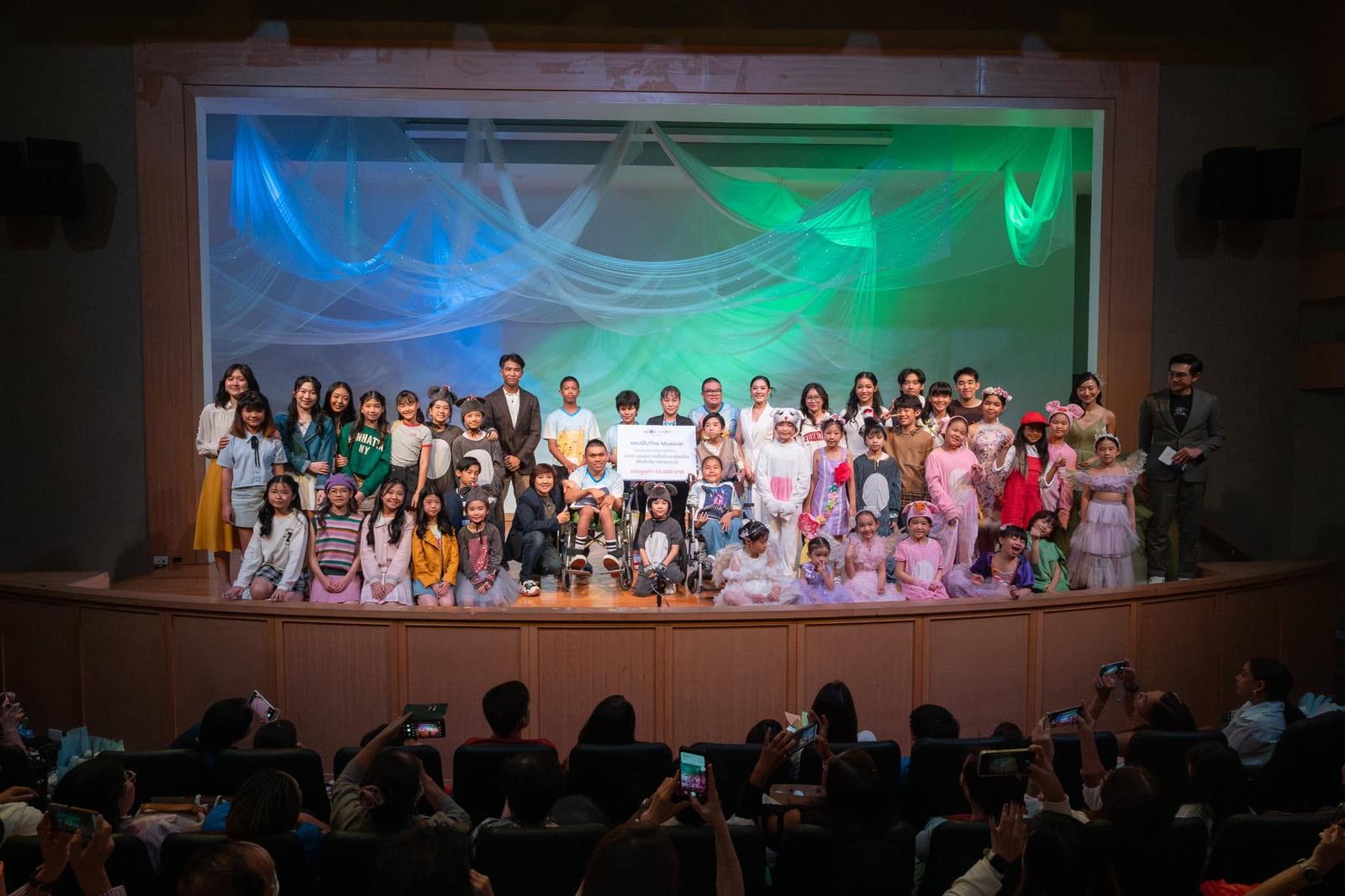 นักแสดงแดนฝัน The Musical โค้งคำนับบนเวที