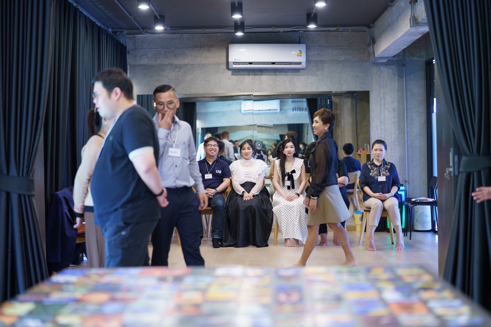 ผู้เข้าร่วมเวิร์คชอป The Human Lab ในสตูดิโอ