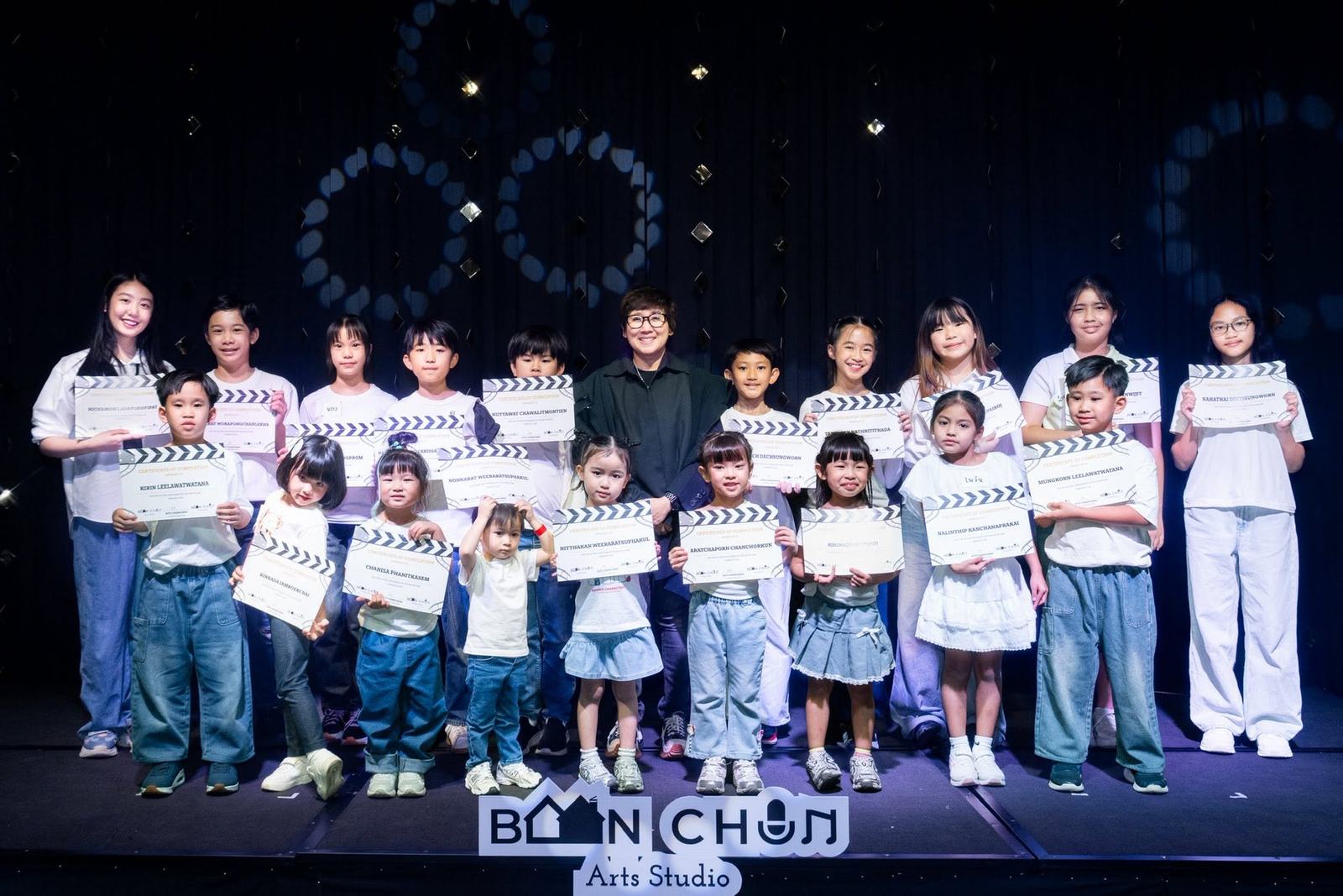 นักเรียน Baanchan Arts Studio บนเวที Showcase #1