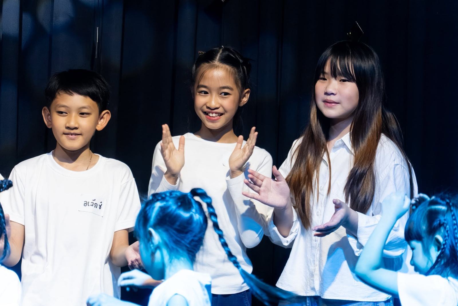 นักเรียนหลายคนบนเวที