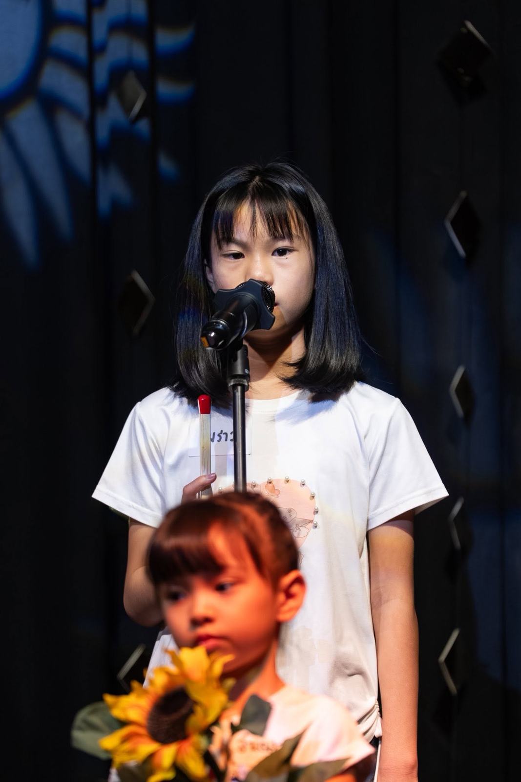 นักเรียนร้องเพลงบนเวที